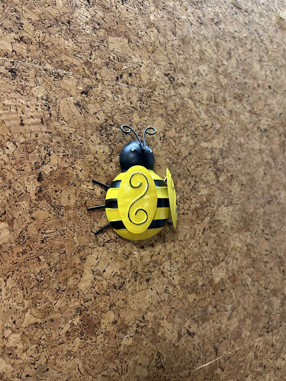 Kreativt designet bi i gul og sort metal. Et stilfuldt valg som dekoration både indendørs og udendørs.