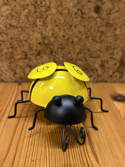 Smuk gul bi figur fremstillet i metal. Realistiske detaljer med sorte ben og blank overflade gør den perfekt som dekorativ pynt i hjemmet eller haven.