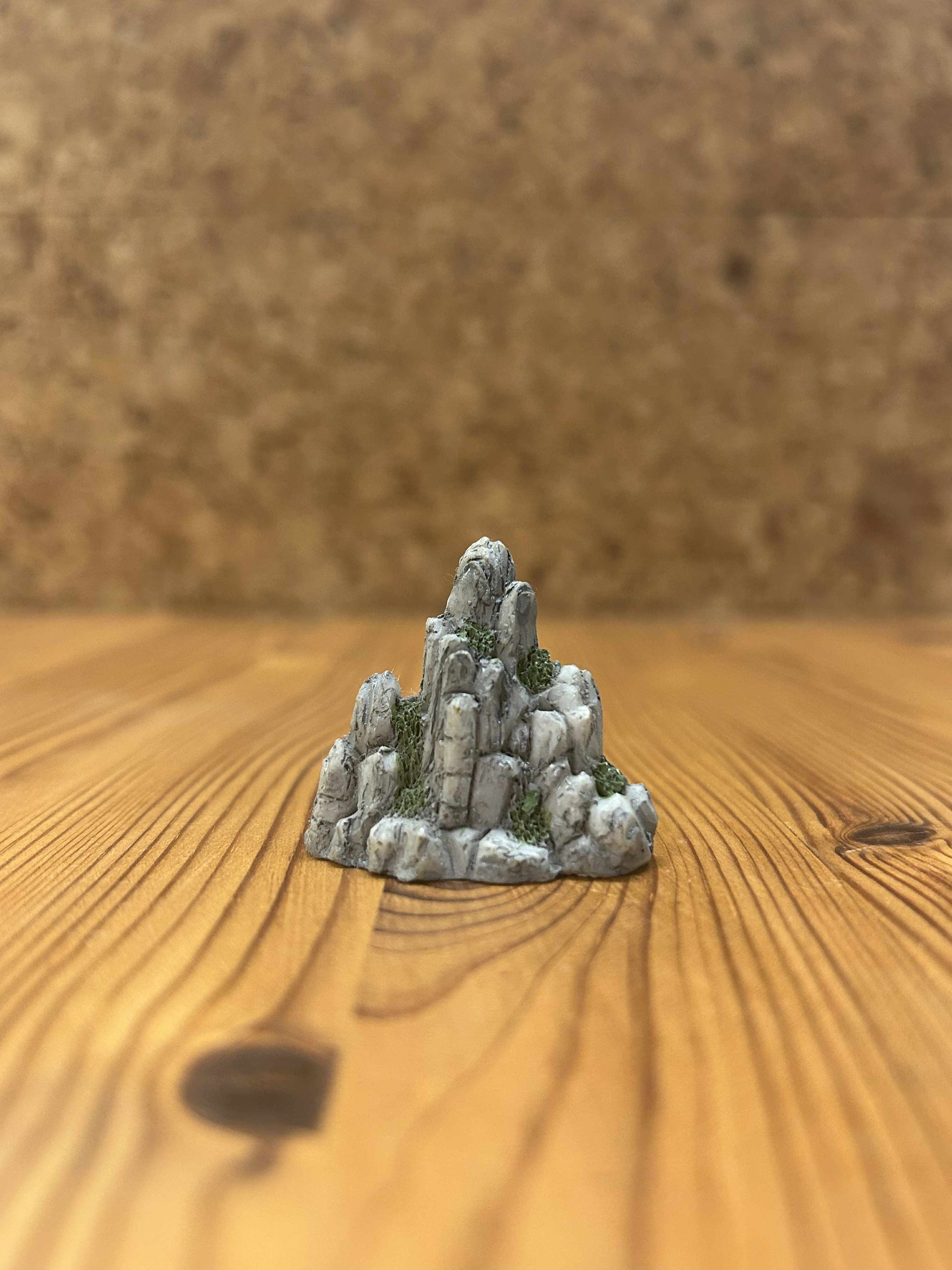 Miniature bjerg i realistisk design. Brug den som pynt i modelbyggeri eller eventyrhaver.