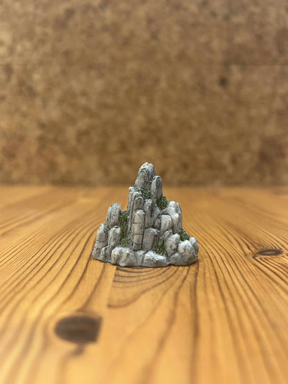 Miniature bjerg i realistisk design. Brug den som pynt i modelbyggeri eller eventyrhaver.