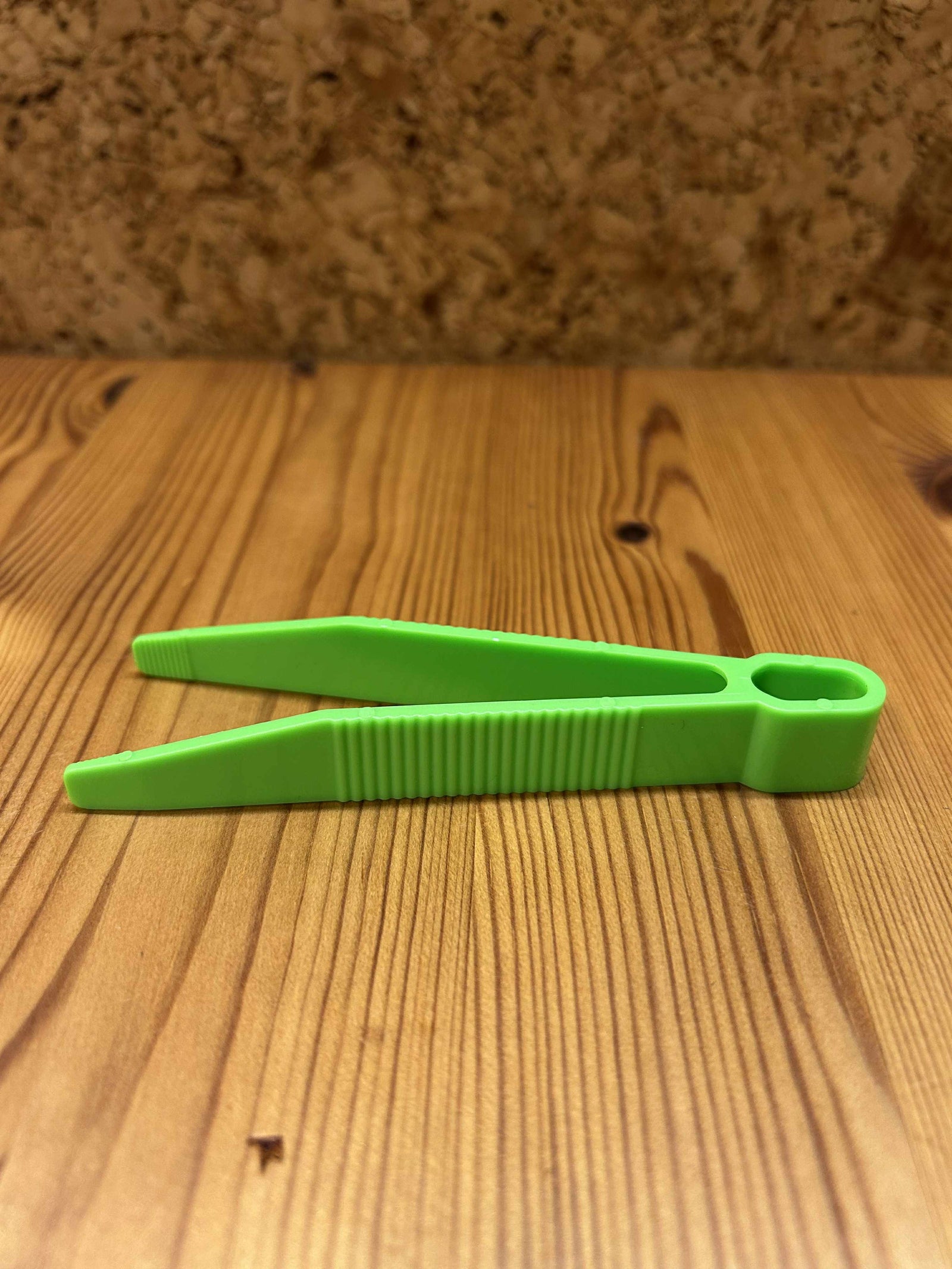 Grøn plastik pincet – praktisk tang til køkken, hobby og læring
