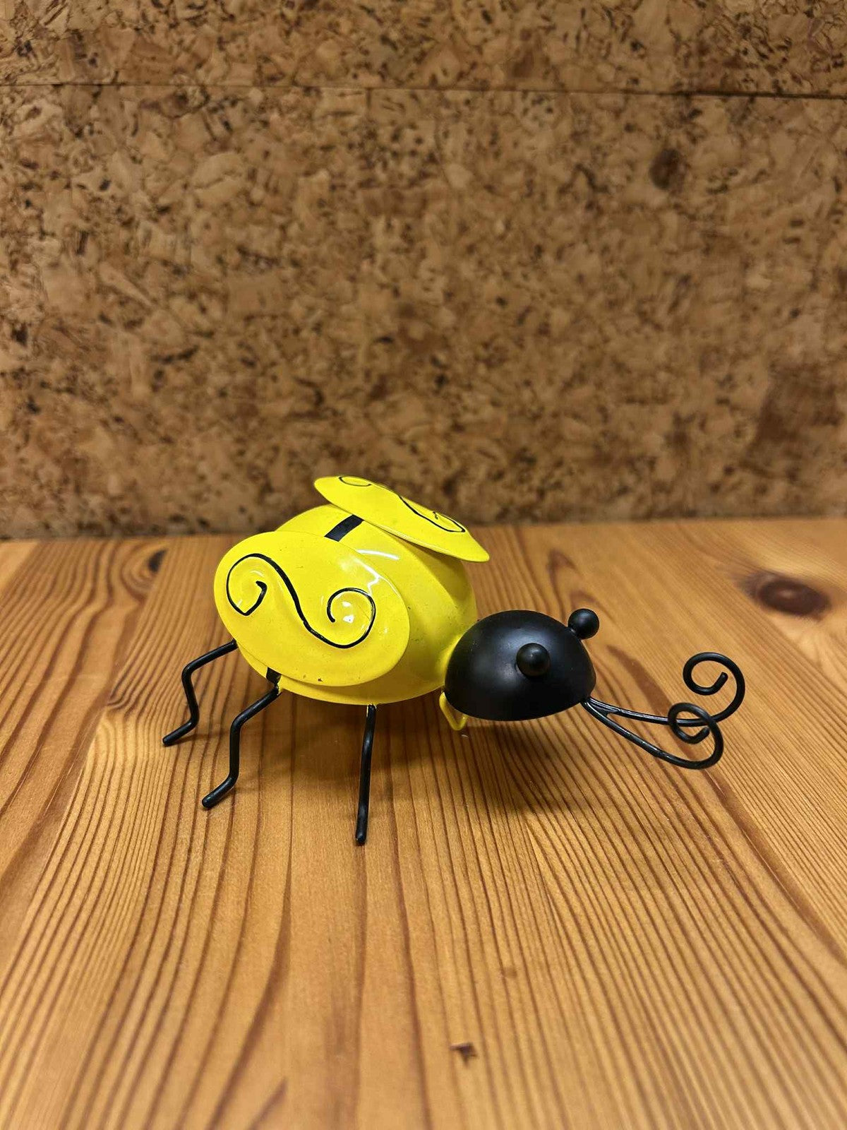 Bi i gul og sort metal, set fra oven. Ideel som bordpynt eller en del af en samling af dekorative insekter.