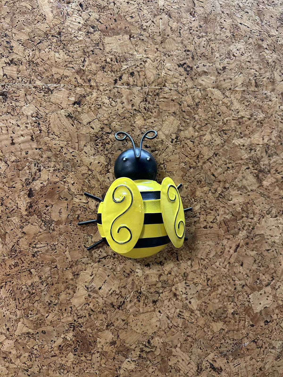 Dekorativ bi med detaljerede vinger og gul krop. Perfekt til boligindretning, børneværelset eller som gaveidé.