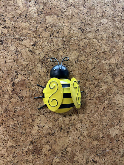 Dekorativ bi med detaljerede vinger og gul krop. Perfekt til boligindretning, børneværelset eller som gaveidé.