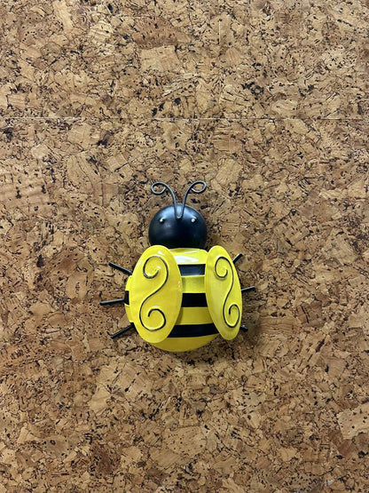 Flot håndlavet bi i metal med gul krop og sorte detaljer. En unik figur, der kombinerer kunst og natur, perfekt som gave eller pynt.