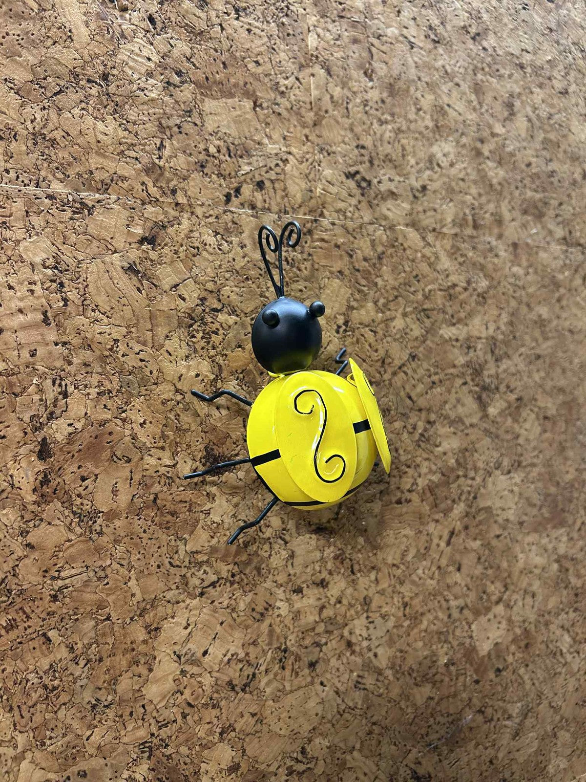 Mariehøne-lignende bi i moderne gul farve. Robust metalfigur, ideel som pynt eller samlerobjekt.