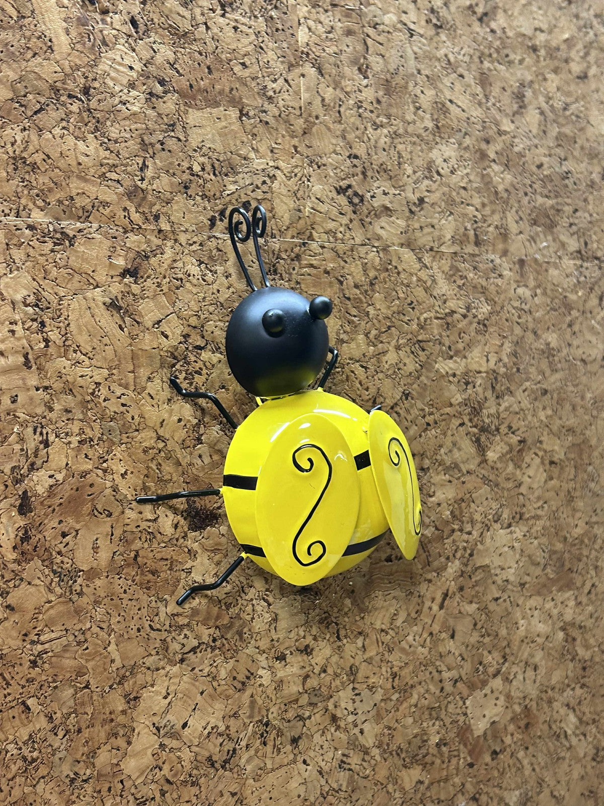 Sjov og unik gul bi med nummer på vingen. Giver et anderledes og kreativt indslag i din indretning.