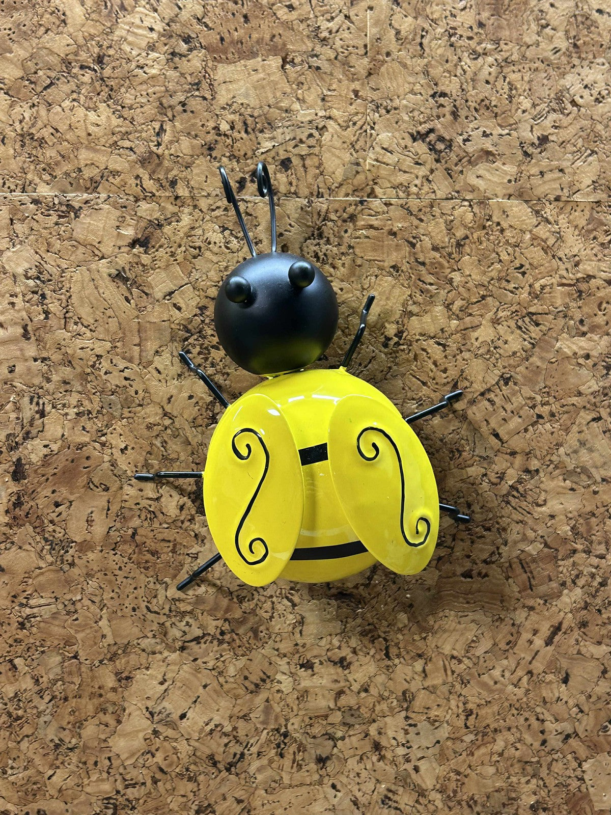 Klassisk gul bi med sorte detaljer. En dekorativ figur, der kombinerer naturtro udtryk med kunsthåndværk.