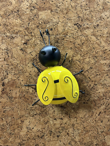 Klassisk gul bi med sorte detaljer. En dekorativ figur, der kombinerer naturtro udtryk med kunsthåndværk.