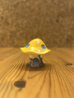 Dekorativ svampefigur med hus – miniature pynt i flere farver - Billede 2