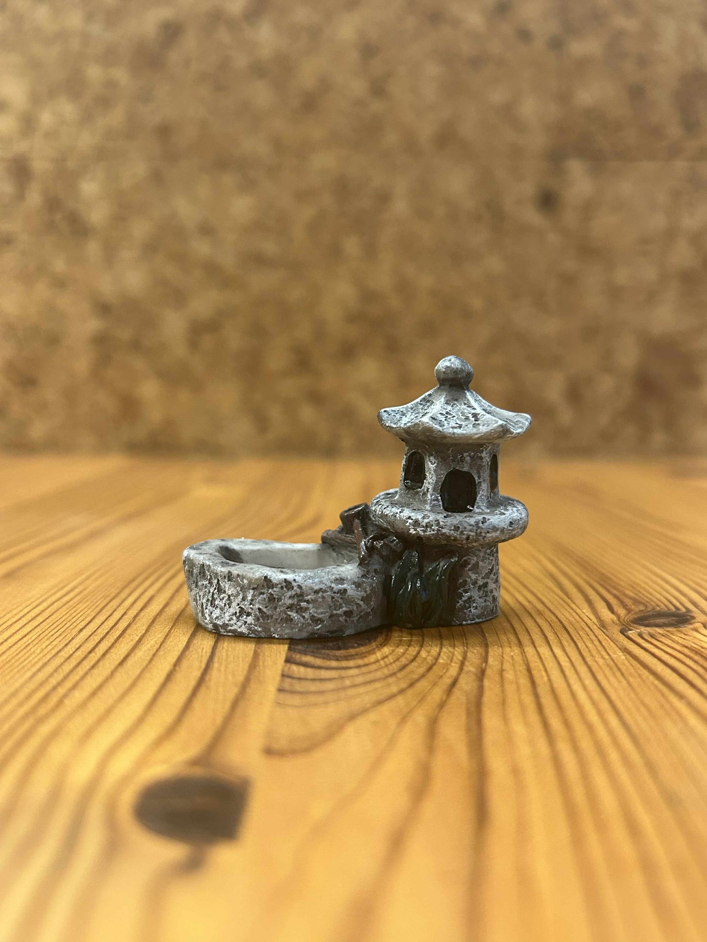 Lille grå stenlanterne i miniatureformat. Tilføjer charme og detaljer til samlinger og opstillinger.