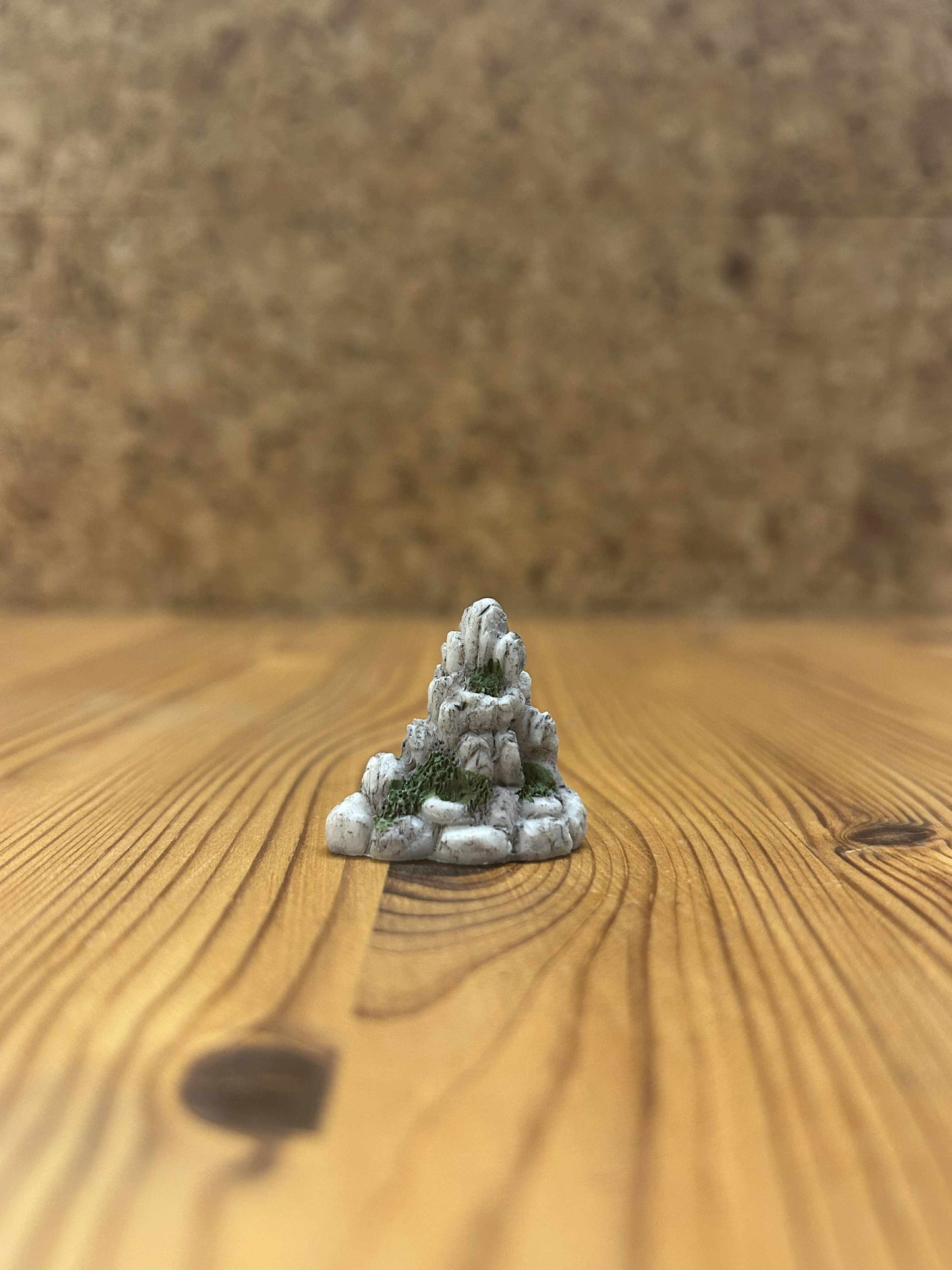 Kompakt miniature klippe, der tilføjer detaljer og realisme til små dekorationer og kreative projekter.