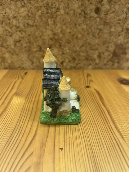 Lille slot i miniature, perfekt til kreative opstillinger, samlinger eller eventyr-inspireret indretning.