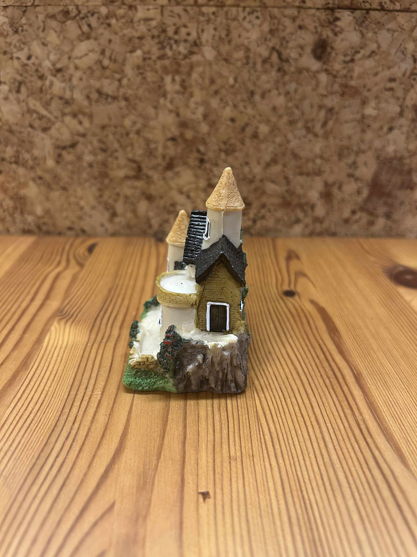 Miniature bygning med tårn og detaljeret arkitektur. Giver et hyggeligt og eventyrligt udtryk i dekorationer.