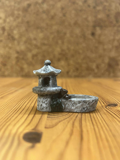 Realistisk lille lanternefigur, ideel til kreative projekter, modelhaver og miniaturelandskaber.