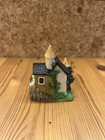 Miniature hus figur – dekorativt slot til samling og pynt - Billede 2