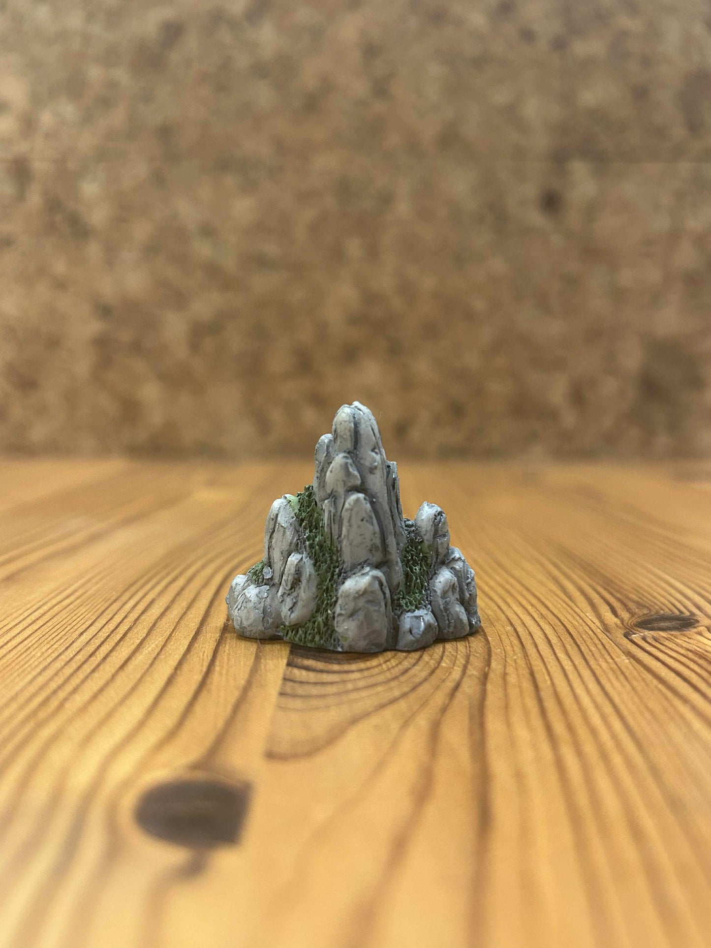 Lille klippefigur i grå nuancer. Ideel til at skabe natur i miniatureuniverser og samlinger.