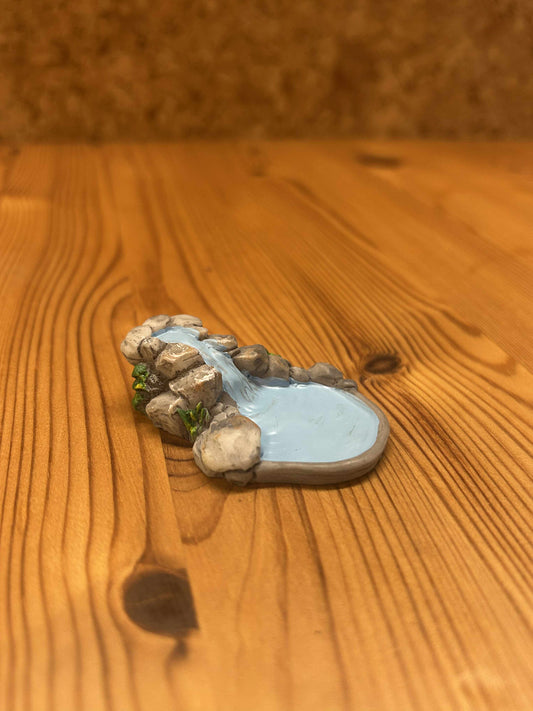 Realistisk miniature vanddam med sten og klipper. Perfekt til eventyrlandskaber, modelbyer eller dekoration.