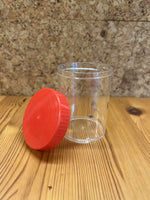 Gennemsigtig plastikbøtte med rødt låg – robust opbevaring til småting