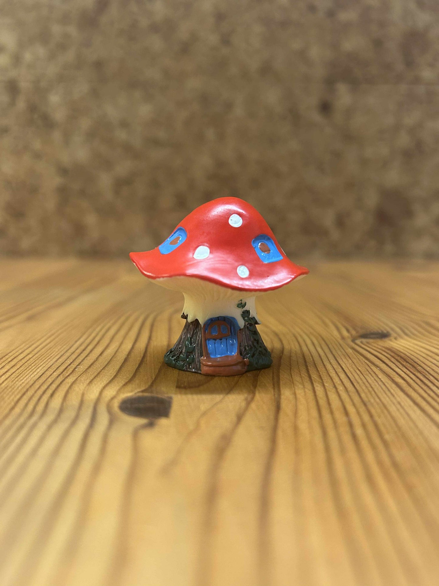 Lille rød svampefigur med hus. Perfekt til eventyrtema, miniature-haver eller kreativ bordpynt.