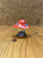 Dekorativ svampefigur med hus – miniature pynt i flere farver - Billede 1