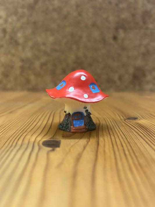 Lille rød svampefigur med hus. Perfekt til eventyrtema, miniature-haver eller kreativ bordpynt.