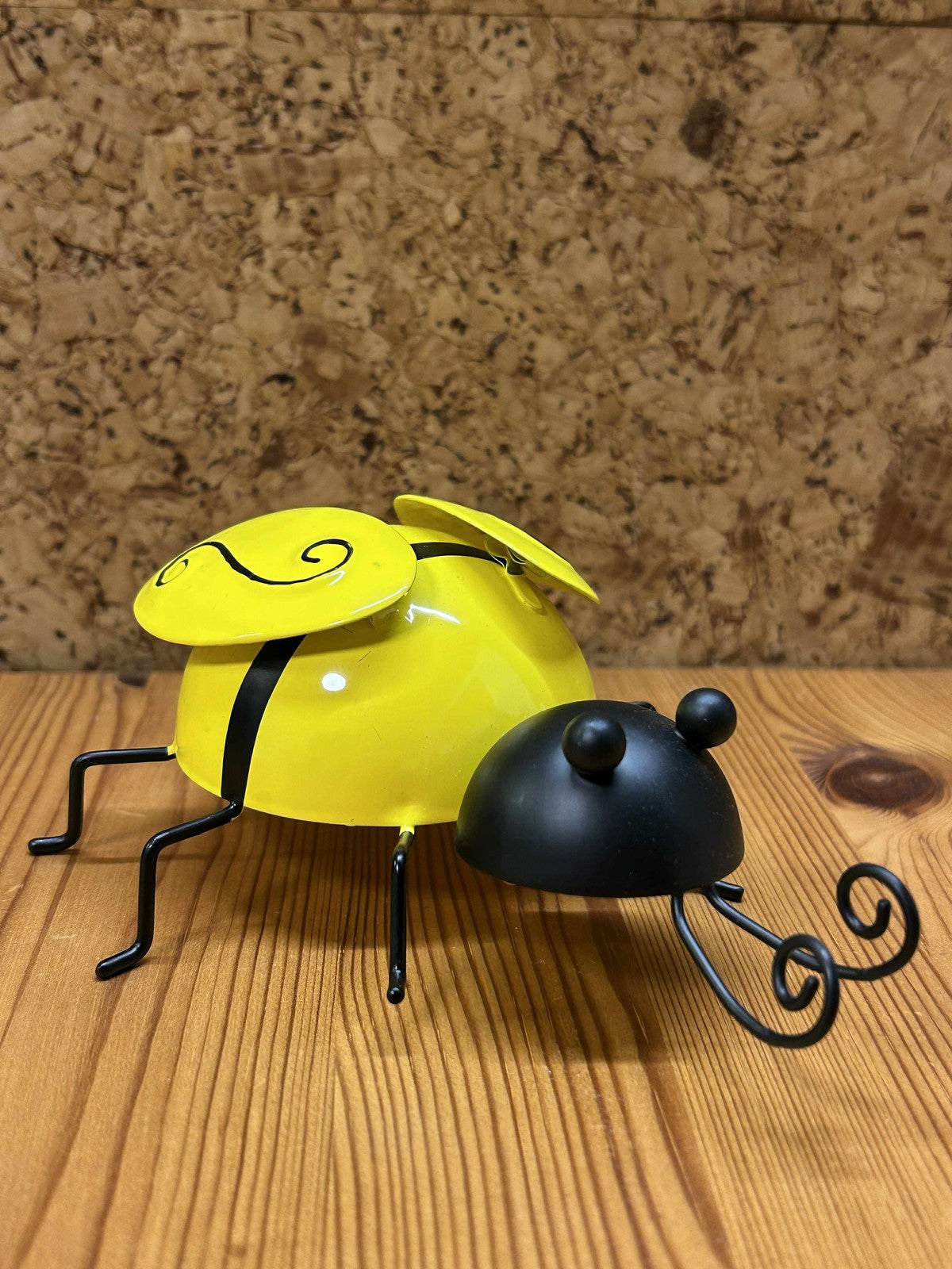 Dekorativ gul bi med sorte detaljer. Realistisk insektfigur i metal, der kombinerer charme og holdbarhed.