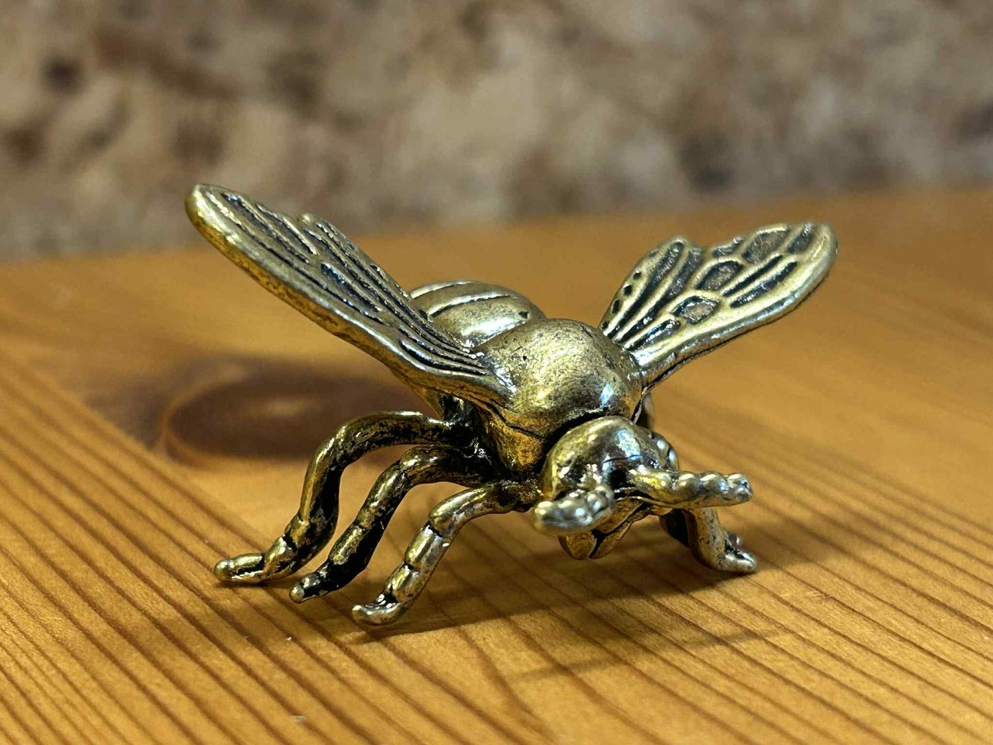 Dekorativ bi figur i metal, detaljeret design med gule og sorte striber.