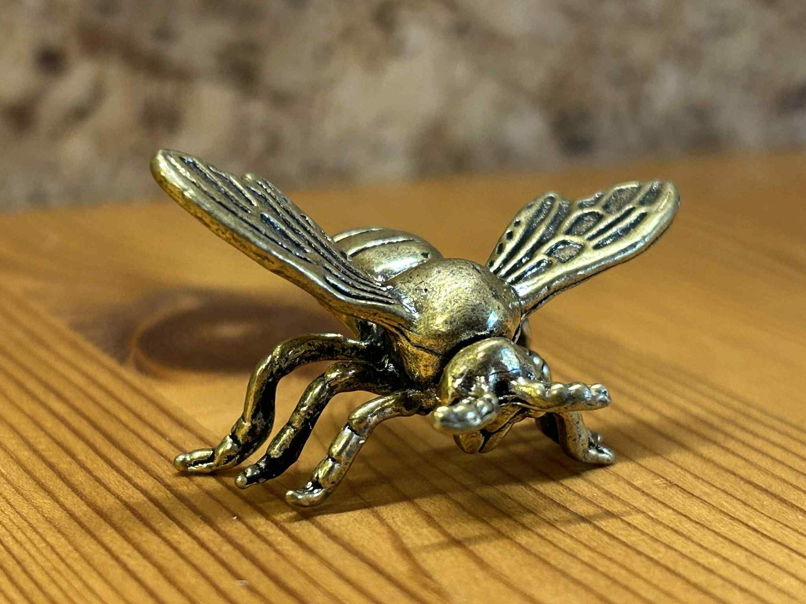 Dekorativ bi figur i metal, detaljeret design med gule og sorte striber.