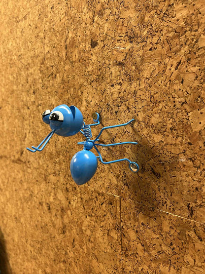 Sjov blå myre figur i metal, velegnet som gave eller unik pynt.