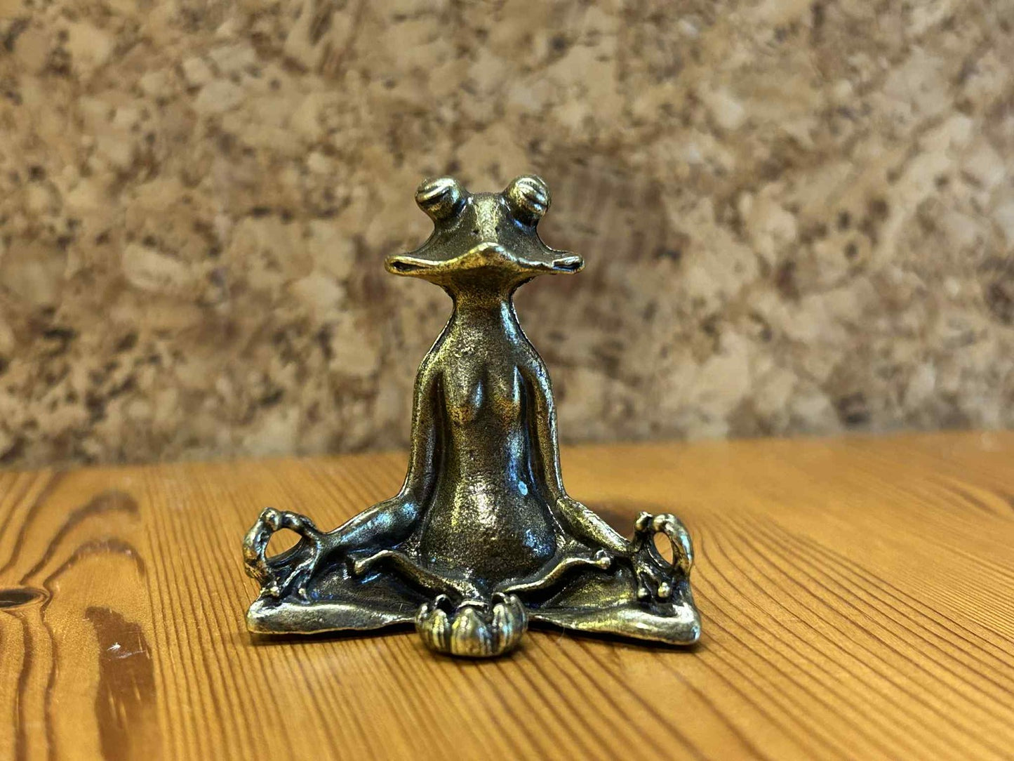 Frø figur i siddende position, dekorativ og naturtro boligdekoration.