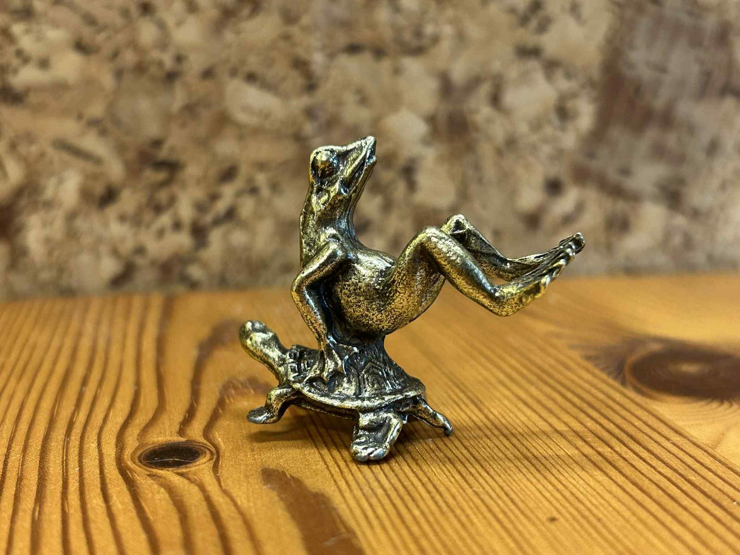 Unik frø og skildpadde figur i metal, naturinspireret boligdekoration.