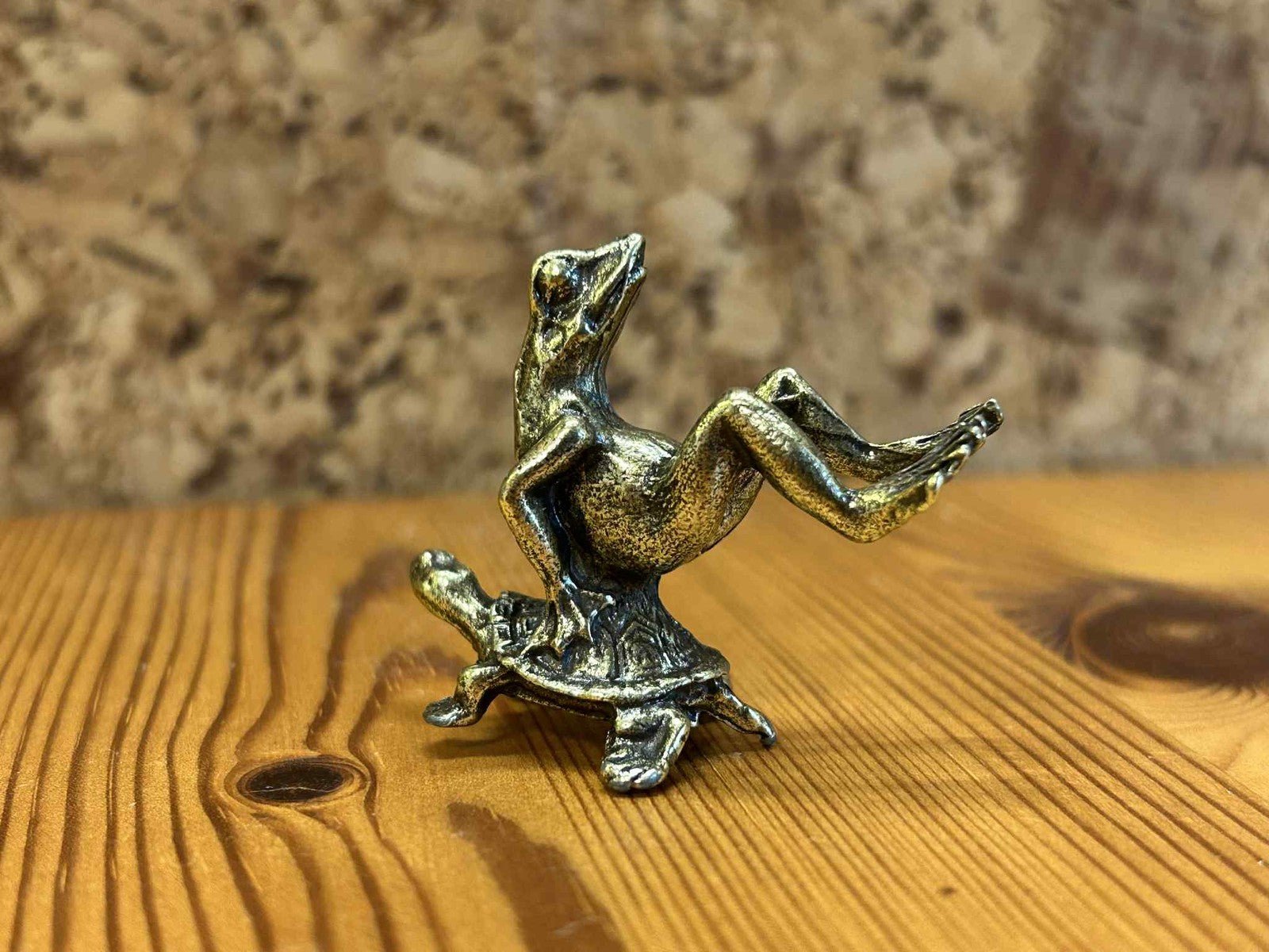 Unik frø og skildpadde figur i metal, naturinspireret boligdekoration.