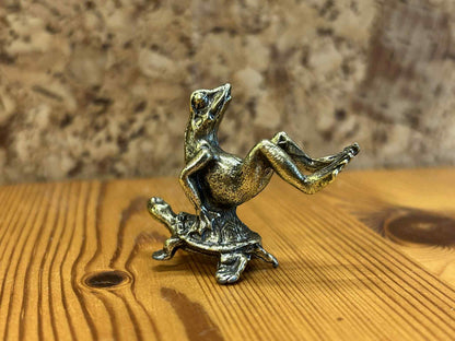 Unik frø og skildpadde figur i metal, naturinspireret boligdekoration.