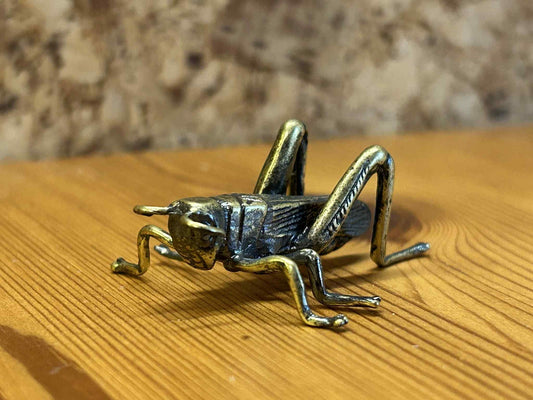 Metal græshoppe figur i dekorativt design, perfekt til boligpynt, hobby eller gave.