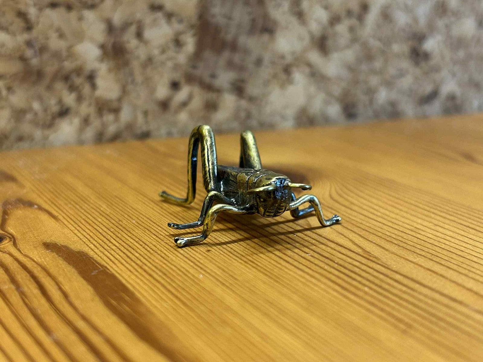 Realistisk metal græshoppe figur, ideel som gave, boligdekoration eller samlerobjekt.