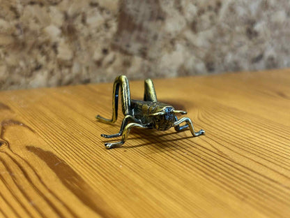 Realistisk metal græshoppe figur, ideel som gave, boligdekoration eller samlerobjekt.
