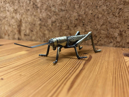 Metal græshoppe figur, velegnet som samlerobjekt, boligpynt eller gaveidé.