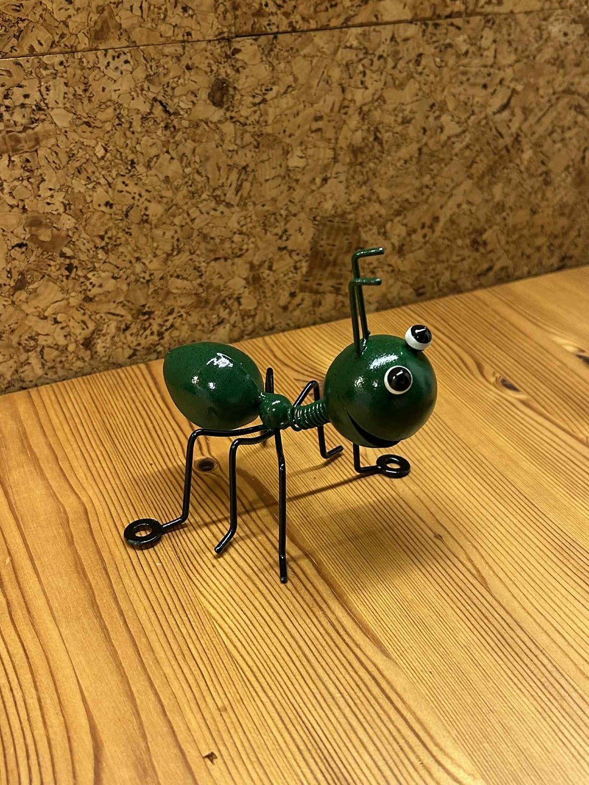 Grøn metal myre figur med sødt design, perfekt til boligindretning, gave eller havepynt.