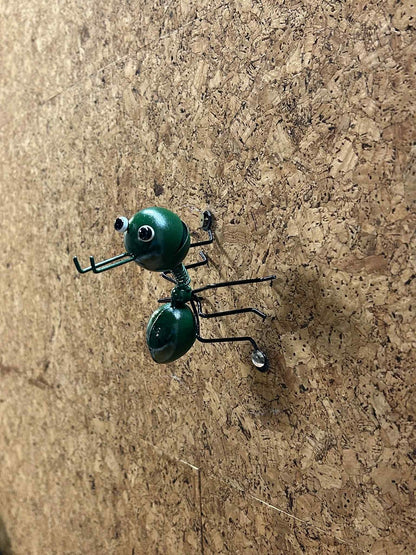 Grøn metal myre figur med charmerende detaljer, perfekt til havepynt eller boligindretning.
