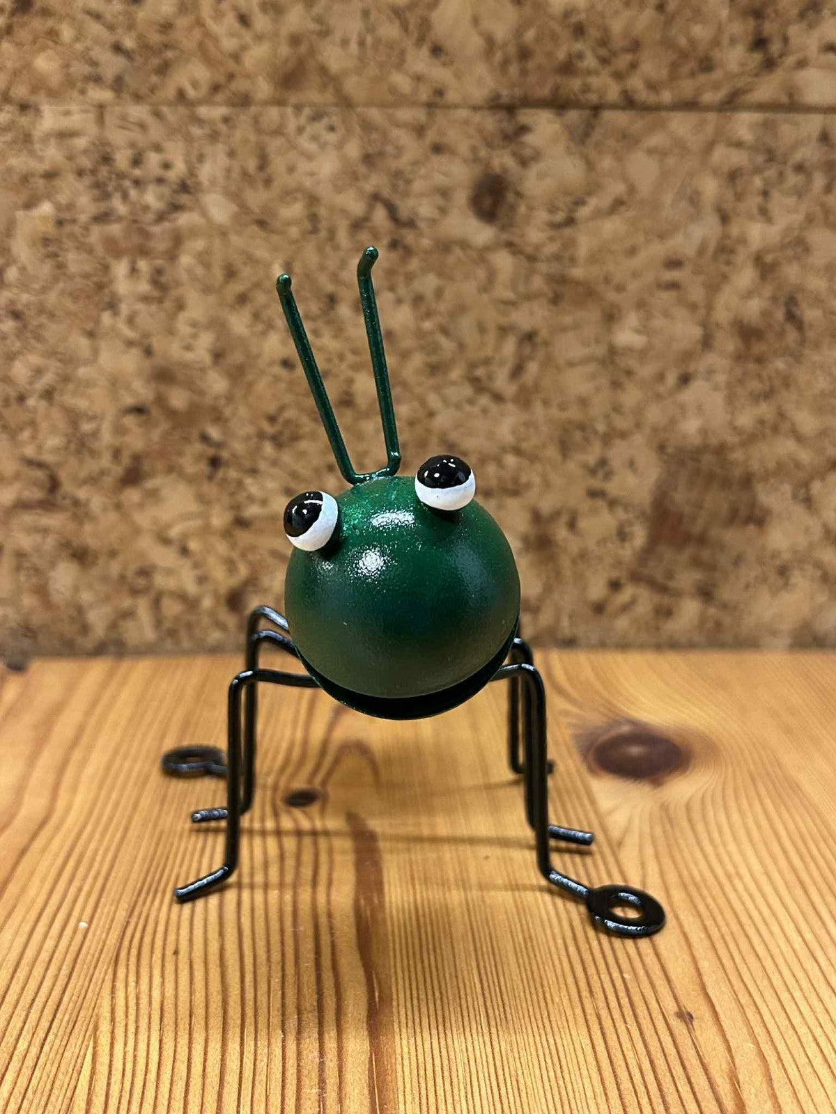 Sjov grøn myre figur i metal, ideel til dekoration eller gaveidé.