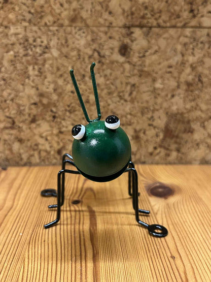 Sjov grøn myre figur i metal, ideel til dekoration eller gaveidé.