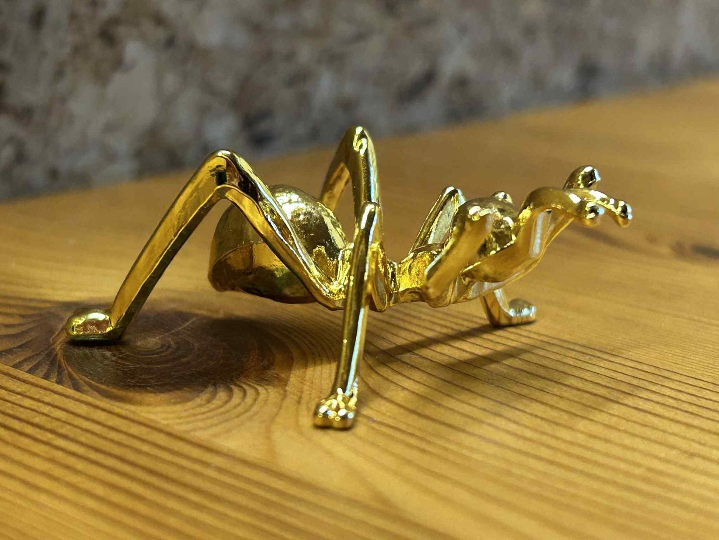 Dekorativ græshoppe figur i guld metal, perfekt til boligpynt, kontor og gave.