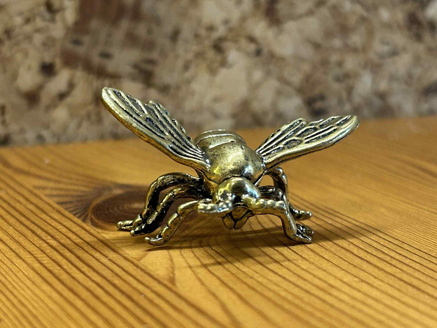 Insektfigur af bi i metal, livligt design til hjemmet eller som gave.