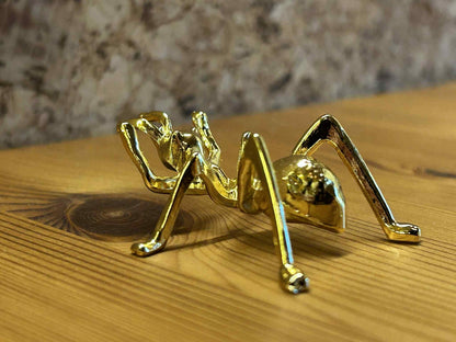 Metal insekt figur af en græshoppe i guld, unik dekoration til hjem og samlere.