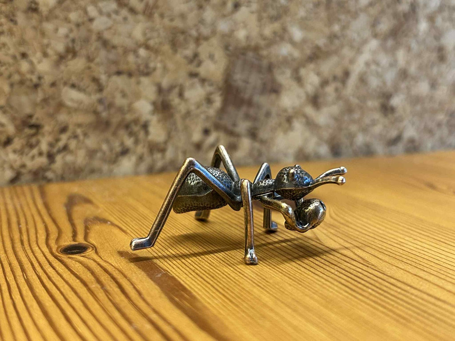 Unik metal insekt figur af en myre, dekorativ og håndlavet stil til hjem eller have.