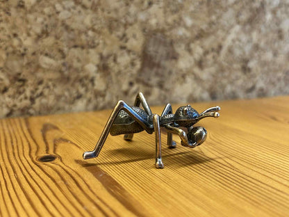 Unik metal insekt figur af en myre, dekorativ og håndlavet stil til hjem eller have.