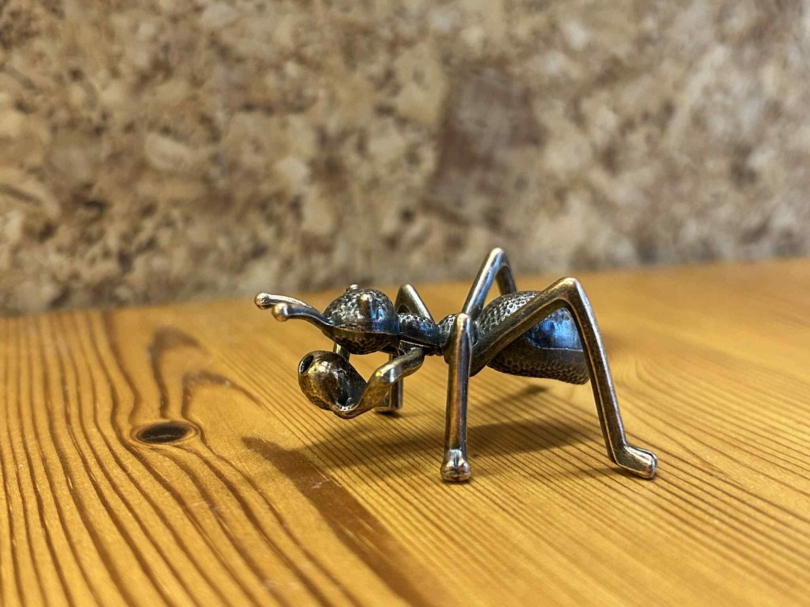 Metal myre figur i dekorativt design, perfekt til boligpynt, gave og samlerobjekt