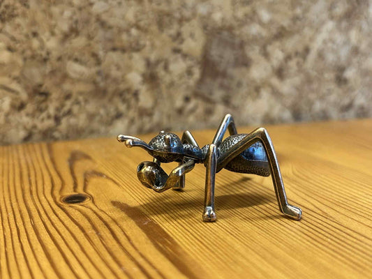 Metal myre figur i dekorativt design, perfekt til boligpynt, gave og samlerobjekt