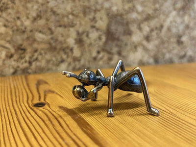 Metal myrer med korn i hænder